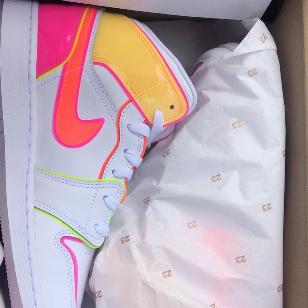 Air Jordan Mid Edge Glow